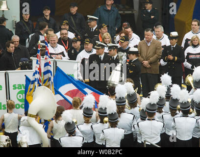 Kanadas graue Schale kommt unter die strenge Sicherheit auf Marine Fregatte HMCS Vancouver zu einem Empfang an Bord des Canada Place, Vancouver, British Columbia, 23. November 2005. Die Schale wird an den Sieger der Edmonton Eskimos, Montreal Alouettes Canadian Football League Championship Game in Vancouver, Sonntag, 27. November 2005 gespielt zu werden vergeben werden. (UPI Foto/Heinz Ruckemann) Stockfoto