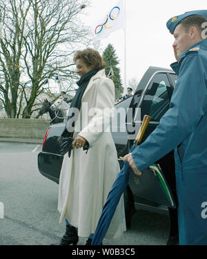 Kanada's Governor General Michaelle Jean kommt an Vancouver Rathaus mit Bürgermeister Sam Sullivan zu treffen und die ursprüngliche olympische Flagge enthüllen, 9. März 2006. Vancouver ist die Host City für die Olympischen Winterspiele 2010. (UPI Foto/Heinz Ruckemann) Stockfoto