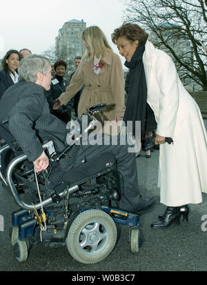 Kanada's Governor General Michaelle Jean kommt an Vancouver Rathaus mit Bürgermeister Sam Sullivan (im Rollstuhl) gerecht zu werden, und die ursprüngliche olympische Flagge enthüllen, 9. März 2006. Vancouver ist die Host City für die Olympischen Winterspiele 2010. (UPI Foto/Heinz Ruckemann) Stockfoto