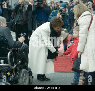 Kanada's Governor General Michaelle Jean erhält Blumen, wenn Sie Vancouver am Rathaus kommt mit Bürgermeister Sam Sullivan zu treffen und die ursprüngliche olympische Flagge enthüllen, 9. März 2006. Vancouver ist die Host City für die Olympischen Winterspiele 2010. (UPI Foto/Heinz Ruckemann) Stockfoto