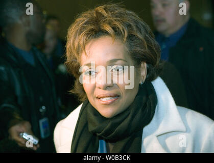 Kanada's Governor General Michaelle Jean kommt an Vancouver Rathaus mit Bürgermeister Sam Sullivan zu treffen und die ursprüngliche olympische Flagge enthüllen, 9. März 2006. Vancouver ist die Host City für die Olympischen Winterspiele 2010. (UPI Foto/Heinz Ruckemann) Stockfoto