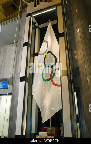 Die ursprünglichen 1952 Oslo Winter-olympischen Spiele Flagge ist in Vancouver City Hall von Kanada's Governor General Michaelle Jean und Bürgermeister Sam Sullivan, 9. März 2006 vorgestellt. Vancouver ist die Host City für die Olympischen Winterspiele 2010. (UPI Foto/Heinz Ruckemann) Stockfoto