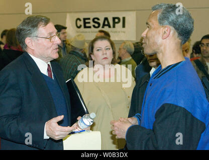 Ehemalige der Vereinten Nationen (UNO) Beigeordneter Generalsekretär und humanitären UN-Koordinator für Irak Hans von Sponeck (L) im Gespräch mit Mitgliedern des Publikums nach dem Gespräch in einem öffentlichen Forum auf die Dringlichkeit der UNO-Reformen im Licht der Lehren aus dem Irak an der Vancouver, British Columbia, öffentliche Bibliothek gelernt, 28. März 2006. Als Leiter des Programms "Öl für Nahrungsmittel", von Sponeck trat über den Irak Politik des UN-Sicherheitsrates. (UPI Foto/Heinz Ruckemann) Stockfoto