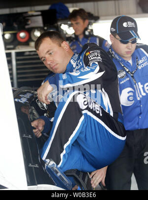NASCAR Rennfahrer Ryan Newman steigt in sein Auto zu Beginn der Praxis für den DIRECTV 500 auf dem Martinsville Speedway in Martinsville, VA am 31. März 2006. (UPI Foto/Nell Redmond) Stockfoto