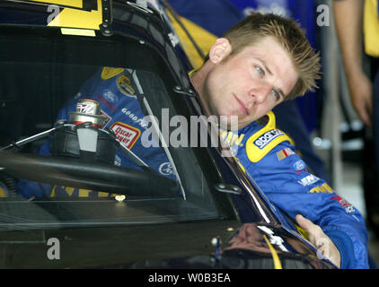 NASCAR Rennen auto fahrer Jamie McMurray steigt in sein Auto zu Beginn der Praxis für den DIRECTV 500 auf dem Martinsville Speedway in Martinsville, VA am 31. März 2006. (UPI Foto/Nell Redmond) Stockfoto