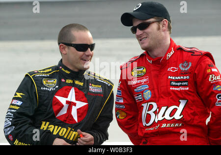NASCAR Rennfahrer Casey Mears, Links, und Dale Earnhardt Jr. sprechen, als sie darauf warten, ihre Macht auf der Spur während der DIRECTV 500 Qualifying auf dem Martinsville Speedway in Martinsville, VA am 31. März 2006. (UPI Foto/Nell Redmond) Stockfoto