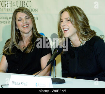 Lokale jazz diva Diana Krall (R), mit Schwester Michelle, spricht mit den Medien bei einer Pressekonferenz in Vancouver General Hospital (VGH), Vancouver, British Columbia, 21. April 2006. Diana Krall wird dieser Sonntag durch Freunde Tony Bennett, Elton John, Ehemann Elvis Costello und der ehemalige US-Präsident Bill Clinton zu einem Charity Event der VGH und der Universität von British Columbia Hospital Foundation Geld für die Forschung, die zu 'made-in-v. Chr. Kuren' für Blut - in Verbindung stehende Krebse. (UPI Foto/Heinz Ruckemann) Stockfoto