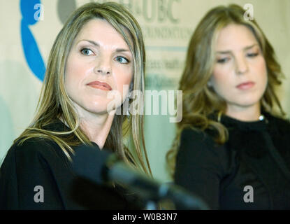 Lokale jazz diva Diana Krall (R) und Schwester Michelle sprechen Sie mit den Medien im Rahmen einer Pressekonferenz in Vancouver General Hospital (VGH), Vancouver, British Columbia, 21. April 2006. Diana Krall wird dieser Sonntag durch Freunde Tony Bennett, Elton John, Ehemann Elvis Costello und der ehemalige US-Präsident Bill Clinton zu einem Charity Event der VGH und der Universität von British Columbia Hospital Foundation Geld für die Forschung, die zu 'made-in-v. Chr. Kuren' für Blut - in Verbindung stehende Krebse. (UPI Foto/Heinz Ruckemann) Stockfoto