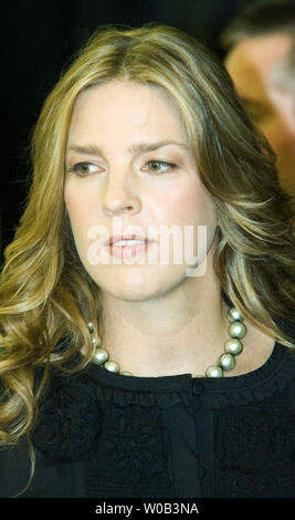 Lokale jazz diva Diana Krall hinterlässt eine Pressekonferenz in Vancouver General Hospital (VGH), Vancouver, British Columbia, 21. April 2006. Diana Krall wird dieser Sonntag durch Freunde Tony Bennett, Elton John, Ehemann Elvis Costello und der ehemalige US-Präsident Bill Clinton zu einem Charity Event der VGH und der Universität von British Columbia Hospital Foundation Geld für die Forschung, die zu 'made-in-v. Chr. Kuren' für Blut - in Verbindung stehende Krebse. (UPI Foto/Heinz Ruckemann) Stockfoto