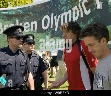 Polizei warnt eine eagleridge Bluff Demonstrant (in Rot) zurück von der Walkabout Route von Prince Edward, Earl of Wessex und seiner Frau Sophie bei einem Besuch im Rathaus für die Paralympischen Flagge Anhebung in Vancouver, British Columbia, 7. Juni 2006 zu bleiben. (UPI Foto/Heinz Ruckemann) Stockfoto