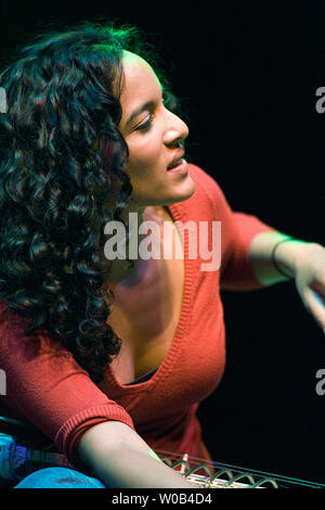 Anoushka Shankar bereitet für Ihre abendliche Konzert für Festival Vancouver an der Universität von British Columbia Chan Center in Vancouver, 10. August 2006. (UPI Foto/Heinz Ruckemann) Stockfoto