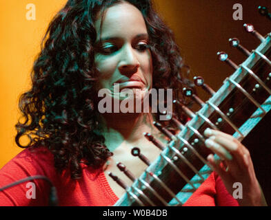 Anoushka Shankar bereitet für Ihre abendliche Konzert für Festival Vancouver an der Universität von British Columbia Chan Center in Vancouver, 10. August 2006. (UPI Foto/Heinz Ruckemann) Stockfoto