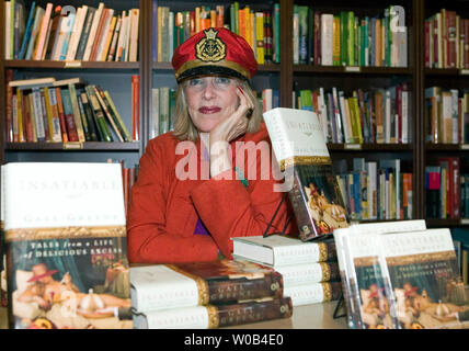 New York essen Kritiker und Bestsellerautor Gael Greene ist im Granville Island Auslass von Barbara-Jo's Bücher für Köche ihre neue Abhandlung Unersättlichen zu fördern: Geschichten aus einem Leben der Köstlichen überschüssige in Vancouver, 13. August 2006. Greene hat ein Lebensmittel Verfasser für New York Magazine seit 1968, obwohl Sie auch für andere Publikationen, einschließlich einer kurzen Stint an vereinigte Presse älteren Internationalen schreiben. (UPI Foto/Heinz Ruckemann) Stockfoto