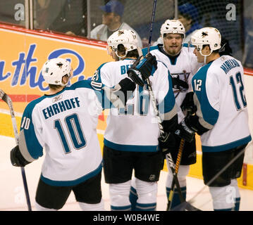 Besuch in San Jose Haifisch Christian Ehrhoff #10, Steve Bernier #26 und Milan Michalek (Belag) Patrick Marleau #12 Ziel gegen Vancouver Canuck von goalie Roberto Luongo früh in der ersten Periode der Canuck Hauptöffner am Vancouver, GM Place, 13. Oktober 2006 feiern. Die Canucks verloren 6-4. (UPI Foto/Heinz Ruckemann) Stockfoto