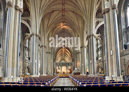 Panoramablick auf die Kathedrale des Kirchenschiffs, Kirchenschiff Altar, Chor, lierne Rippen in den Gewölben und gruppierten Spalten, im Juni 2019 fotografiert. Stockfoto