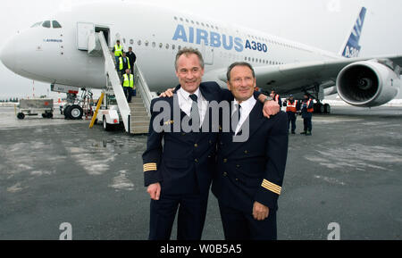 Experimental Test Pilot, Kapitän Frank Chapman (L., Britisch) und Kapitän Guy Magrin (Französisch) einander nach der Landung des weltweit größten Verkehrsflugzeug der 555-sitzigen Airbus A380 im Zeitplan nach einem Nonstop Flug von Sydney, Australien, YVR beglückwünschen, Vancouver International Airport in Vancouver, British Columbia, 29. November 2006. Von vier Rolls-Royce Trent 900-Triebwerke der A380 sein nur halt in Nordamerika macht mit Strom versorgt und wird technische Route Proving Übungen nach Abschluss der letzten Etappe zur Home Base in Toulouse, Frankreich. (UPI Foto/Heinz Ruckemann) Stockfoto