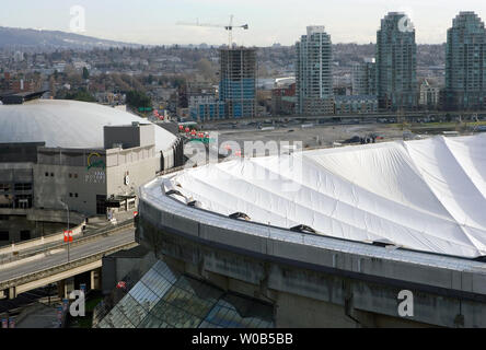 Dach des BC Place Stadium, einen druckbeaufschlagten Dome, liegt in Vancouver, BC am 6. Januar 2007 deflationiert. Starke Winde 5. Januar das Gewebe zerrissen und zwangen die Angestellten die Kuppel zu entleeren. BC Place Stadium ist die Heimat der BC Lions CFL Football Team, Gastgeber der jüngsten Rolling Stones Konzert und ist der erwartete Veranstaltungsort der 2010 Vancouver, British Columbia, Eröffnungsfeiern der Olympischen Winterspiele. (UPI Foto/Heinz Ruckemann) Stockfoto