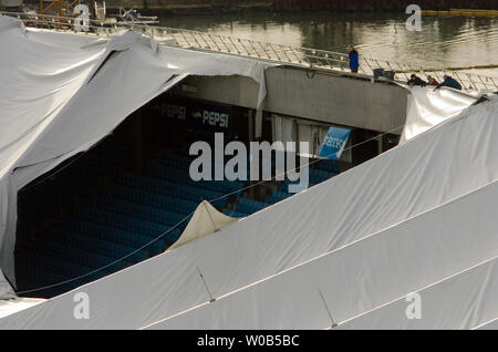 Menschen ein großes Loch im Dach des BC Place Stadium, einen druckbeaufschlagten Dome, in Vancouver, BC am 6. Januar 2007. Starke Winde 5. Januar das Gewebe zerrissen und zwangen die Angestellten die Kuppel zu entleeren. BC Place Stadium ist die Heimat der BC Lions CFL Football Team, Gastgeber der jüngsten Rolling Stones Konzert und ist der erwartete Veranstaltungsort der 2010 Vancouver, British Columbia, Eröffnungsfeiern der Olympischen Winterspiele. (UPI Foto/Heinz Ruckemann) Stockfoto