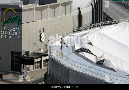 Dach des BC Place Stadium, einen druckbeaufschlagten Dome, liegt in Vancouver, BC am 6. Januar 2007 deflationiert. Starke Winde 5. Januar das Gewebe zerrissen und zwangen die Angestellten die Kuppel zu entleeren. BC Place Stadium ist die Heimat der BC Lions CFL Football Team, Gastgeber der jüngsten Rolling Stones Konzert und ist der erwartete Veranstaltungsort der 2010 Vancouver, British Columbia, Eröffnungsfeiern der Olympischen Winterspiele. (UPI Foto/Heinz Ruckemann) Stockfoto