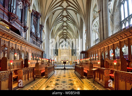 Panoramablick auf die östlichen Kathedrale Ende mit Chor und lierne Rippen in den Gewölben und Hochaltar, im Juni 2019 fotografiert. Stockfoto