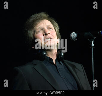 Sänger, Schauspieler und berühmtheitimitator Andre Philippe Gagnon führt während der ersten drei Shows im River Rock Casino in der Nähe von Vancouver, British Columbia, 8. März 2007. (UPI Foto/Heinz Ruckemann) Stockfoto