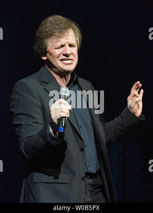 Sänger, Schauspieler und berühmtheitimitator Andre Philippe Gagnon führt während der ersten drei Shows im River Rock Casino in der Nähe von Vancouver, British Columbia, 8. März 2007. (UPI Foto/Heinz Ruckemann) Stockfoto