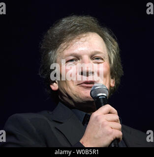 Sänger, Schauspieler und berühmtheitimitator Andre Philippe Gagnon führt während der ersten drei Shows im River Rock Casino in der Nähe von Vancouver, British Columbia, 8. März 2007. (UPI Foto/Heinz Ruckemann) Stockfoto