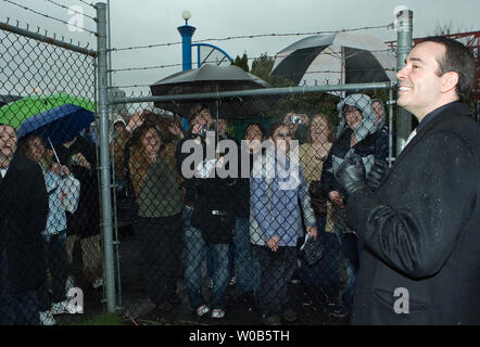 Stargate Atlantis Executive Producer/Writer Joseph Mallozzi verhandelt mit protestieren die Fans durch die einzäunung an der Bridge Studios in der Nähe von Vancouver, British Columbia, 22. März 2007. Die Fans wollen schottischen Charakter Dr. Carson Beckett gespielt von Kanadischen und heimisch in Schottland Paul McGillon zurück zu leben in der der beliebten Sci-Fi-Serie Stargate Atlantis gebracht. (UPI Foto/Heinz Ruckemann) Stockfoto