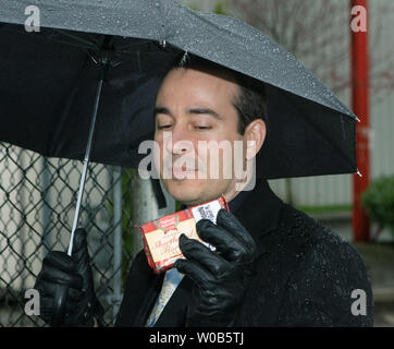 Stargate Atlantis Executive Producer/Writer Joseph Mallozzi übernimmt speziell zusammengestellten 'Speichern' Carson shortbread Finger beim Gespräch mit dem Protestieren die Fans durch die einzäunung an der Bridge Studios in der Nähe von Vancouver, British Columbia, 22. März 2007. Die Fans wollen schottischen Charakter Dr. Carson Beckett gespielt von Kanadischen und heimisch in Schottland Paul McGillon zurück zu leben in der der beliebten Sci-Fi-Serie Stargate Atlantis gebracht. (UPI Foto/Heinz Ruckemann) Stockfoto