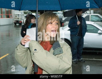 Während Ihrer Mittagspause, Stargate Atlantis Schauspielerin Rachel Lutrell (Teyla) spricht zu Ventilatoren durch die einzäunung an der Bridge Studios in der Nähe von Vancouver, British Columbia, 22. März 2007. Die Fans wollen schottischen Charakter Dr. Carson Beckett gespielt von Kanadischen und heimisch in Schottland Paul McGillon zurück zu leben in der der beliebten Sci-Fi-Serie Stargate Atlantis gebracht. (UPI Foto/Heinz Ruckemann) Stockfoto