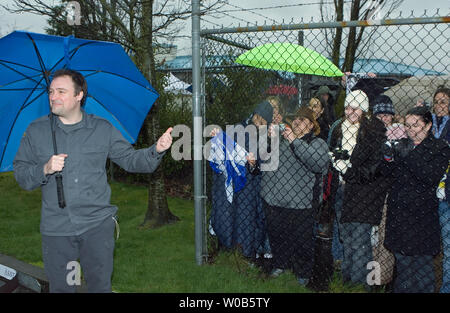 Während seiner Mittagspause, Stargate Atlantis Schauspieler David Hewlett (Dr. Rodney McKay) spricht zu Ventilatoren durch die einzäunung an der Bridge Studios in der Nähe von Vancouver, British Columbia, 22. März 2007. Die Fans wollen schottischen Charakter Dr. Carson Beckett gespielt von Kanadischen und heimisch in Schottland Paul McGillon zurück zu leben in der der beliebten Sci-Fi-Serie Stargate Atlantis gebracht. (UPI Foto/Heinz Ruckemann) Stockfoto