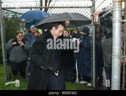 Stargate Atlantis Executive Producer/Writer Joseph Mallozzi füllt seine Taschen, Annahme von speziell zusammengestellten 'Speichern' Carson shortbread Finger beim Gespräch mit dem Protestieren die Fans durch die einzäunung an der Bridge Studios in der Nähe von Vancouver, British Columbia, 22. März 2007. Die Fans wollen schottischen Charakter Dr. Carson Beckett gespielt von Kanadischen und heimisch in Schottland Paul McGillon zurück zu leben in der der beliebten Sci-Fi-Serie Stargate Atlantis gebracht. (UPI Foto/Heinz Ruckemann) Stockfoto