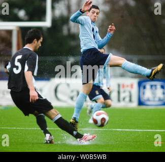 Schottland's Graham Dorrans (Livingston) versucht, einen Pass zu blockieren, die von Kanada David Edgar (Newcastle United FC) während der ersten Hälfte eines freundlichen U20 Fußball Match bei Percy Perry Stadion in Coquitlam, British Columbia, 24. März 2007. Kanada gewann 3-1 in eine verzögerte Spiel vom ursprünglichen Standort verschoben, Swangard Stadium, durch starken Regen. (UPI Foto/Heinz Ruckemann) Stockfoto