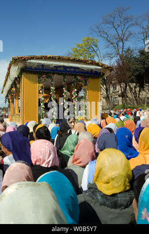 Eine von vielen Schwimmern bewegen unter Massen von Menschen an der Vaisakhi Parade ab Vancouver, British Columbia Ross Street Temple, 14. April 2007. Rund 50 000 Menschen erwartet wird, dass das Erntedankfest feiern, einer der größten in Nordamerika zu besuchen, der Beginn des Neuen Jahres Sikh Kennzeichnung. (UPI Foto/Heinz Ruckemann) Stockfoto