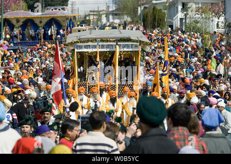 Die Vaisakhi Parade startet von Vancouver in British Columbia Ross Street Temple, 14. April 2007. Rund 50 000 Menschen erwartet wird, dass das Erntedankfest feiern, einer der größten in Nordamerika zu besuchen, der Beginn des Neuen Jahres Sikh Kennzeichnung. (UPI Foto/Heinz Ruckemann) Stockfoto