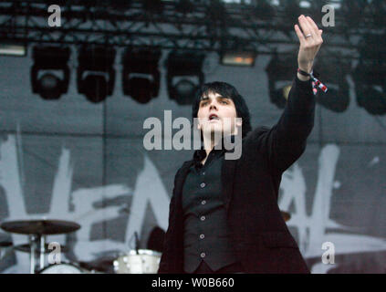 Sänger Gerard Way führt mit seiner Band My Chemical Romance in der konstituierenden Jungfrau Rock Festival an der Universität von British Columbia Thunderbird Stadion in Vancouver, British Columbia, 20. Mai 2007. (UPI Foto/Heinz Ruckemann) Stockfoto