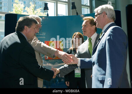 British Columbia (BC) Premier Gordon Campbell und der Gouverneur von Kalifornien, Arnold Schwarzenegger, Vertreter Grüße eines Windenergie Unternehmen auf die Pazifischen Wirtschaftsgipfel in Vancouver, BC, 31. Mai 2007. (UPI Foto/Heinz Ruckemann) Stockfoto