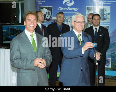 British Columbia (BC) Premier Gordon Campbell und der Gouverneur von Kalifornien, Arnold Schwarzenegger, erkunden Sie saubere Energie Alternativen bei der Eröffnungsrede des Pacific Economic Summit in Vancouver, BC, 31. Mai 2007. (UPI Foto/Heinz Ruckemann) Stockfoto