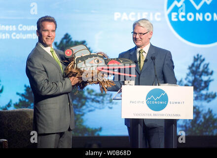 British Columbia (BC) Premier Gordon Campbell präsentiert der kalifornische Gouverneur Arnold Schwarzenegger mit einer nativen Maske in der konstituierenden Pacific Economic Summit in Vancouver, BC, 31. Mai 2007. (UPI Foto/Heinz Ruckemann) Stockfoto