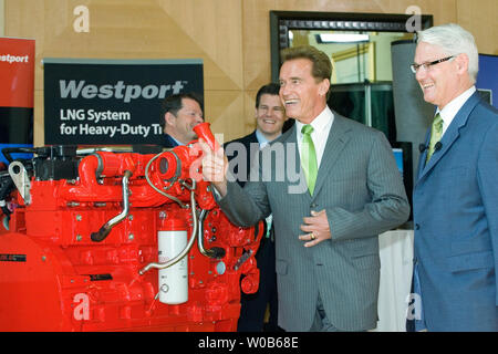 British Columbia (BC) Premier Gordon Campbell und der Gouverneur von Kalifornien, Arnold Schwarzenegger, Blick auf den Hybridantrieb in der konstituierenden Pacific Economic Summit in Vancouver, BC, 31. Mai 2007. (UPI Foto/Heinz Ruckemann) Stockfoto