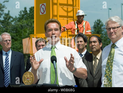 British Columbia (BC) Premier Gordon Campbell (R) als der Gouverneur von Kalifornien, Arnold Schwarzenegger, in Kanada die Baustelle in Vancouver, BC, 31. Mai 2007 spricht. (UPI Foto/Heinz Ruckemann) Stockfoto