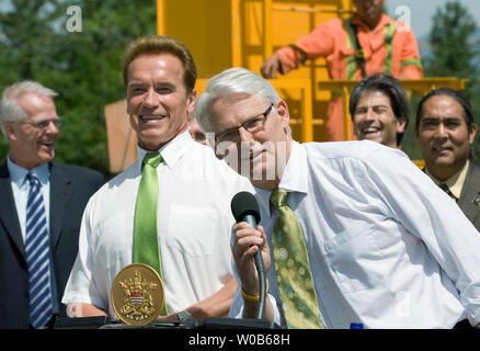 Ein Kommentar von British Columbia (BC) Premier Gordon Campbell bekommt ein Lachen, als er kurz von der kalifornische Gouverneur Arnold Schwarzenegger auf einer Kanada Linie Baustelle in Vancouver, BC, 31. Mai 2007 nimmt das Mikrofon. (UPI Foto/Heinz Ruckemann) Stockfoto