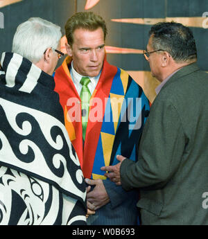 British Columbia (BC) Premier Gordon Campbell (L) und Ernie Campbell Der Musqueum Nation sprechen zu Kalifornien Gouverneur Arnold Schwarzenegger in einem ersten Zeremonie Nationen begrüßte der Gouverneur nach Vancouver, BC, 31. Mai 2007. (UPI-Datei Foto/Heinz Ruckemann) Stockfoto