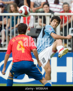 Uruguay's Luis Suarez (R) tritt die Kugel hinter der Spanischen Marc Valiente während der ersten Hälfte der FIFA U-20-Weltmeisterschaft 2007 Fußball Match bei Swangard Stadium in Burnaby, British Columbia, Juli 1, 2007. Das Spiel endete mit einem 2:2. (UPI Foto/Heinz Ruckemann) Stockfoto