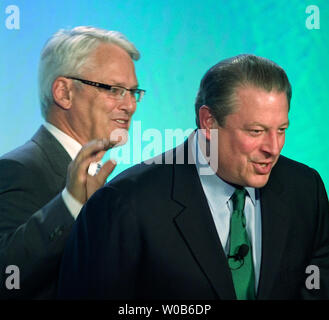 British Columbia (BC) Premier Gordon (L) Campbell begrüßt den ehemaligen US-Vizepräsidenten Al Gore nach Vancouver, BC, 29. September 2007. Gore präsentiert seinen Film Ein Stockfoto