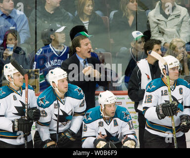San Jose Sharks Head Coach Ron Wilson und der Rest der Bank sitzen und kreischen wie die Haie Jeremy Roenick Kerben sein zweites Ziel gegen die Vancouver Canucks Roberto Luongo während des ersten Zeitraums auf Vancouver, GM Place, 5. Oktober 2007. Die San Jose Sharks gewann 3-1. (UPI Foto/Heinz Ruckemann) Stockfoto