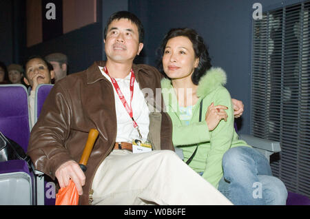 Schauspielerin Joan Chen sitzt mit Ehemann Peter, während sie darauf warten, ihren Film "Home Song Stories" im Empire Granville Kinos 7, einer von vier ihrer Filme während der Vancouver International Film Festival in Vancouver, British Columbia, 6. Oktober 2007 einzuführen. (UPI Foto/Heinz Ruckemann) Stockfoto