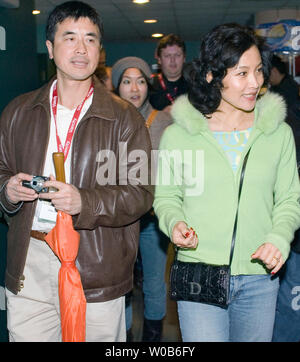 Schauspielerin Joan Chen und Ehemann Peter Ankommen im Empire Granville Kinos 7 für 'Home Song Stories" einer der vier von Chen's Filme während der Vancouver International Film Festival in Vancouver, British Columbia, 6. Oktober 2007. (UPI Foto/Heinz Ruckemann) Stockfoto