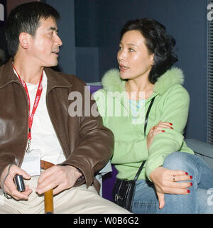 Schauspielerin Joan Chen spricht mit Ehemann Peter, während sie darauf warten, ihren Film "Home Song Stories" im Empire Granville Kinos 7, einer von vier ihrer Filme während der Vancouver International Film Festival in Vancouver, British Columbia, 6. Oktober 2007 einzuführen. (UPI Foto/Heinz Ruckemann) Stockfoto