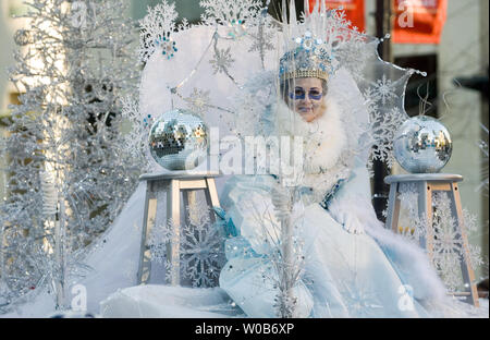 Die Schneekönigin Schwimmstellung bewegt sich Georgien Straße während der vierten jährlichen Rogers Santa Claus Parade in Vancouver, British Columbia, 25. November 2007. Über 300.000 Zuschauer die Parade. (UPI Foto/Heinz Ruckemann) Stockfoto